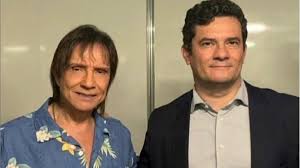 02122019 MORO E ROBERTO - ELOGIADO PELO REI:  Sergio Moro é aplaudido de pé em show do Roberto Carlos; VEJA VÍDEO